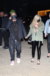 Avril Lavigne feet photo thumbnail