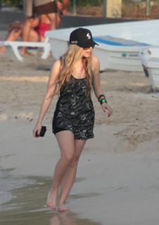 Avril Lavigne feet photo thumbnail