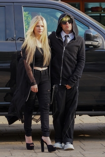 Avril Lavigne feet photo thumbnail