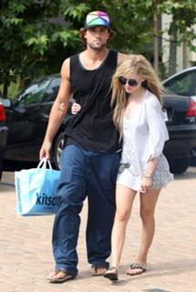 Avril Lavigne feet photo thumbnail