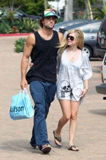 Avril Lavigne feet photo thumbnail