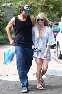 Avril Lavigne feet photo thumbnail