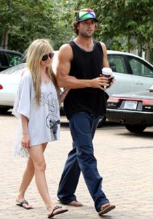 Avril Lavigne feet photo thumbnail