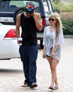 Avril Lavigne feet photo thumbnail