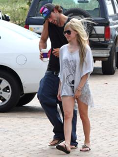 Avril Lavigne feet photo thumbnail