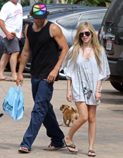 Avril Lavigne feet photo thumbnail