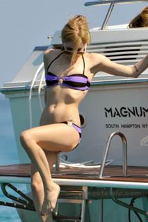 Avril Lavigne feet photo thumbnail