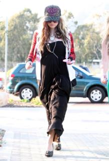 Avril Lavigne feet photo thumbnail