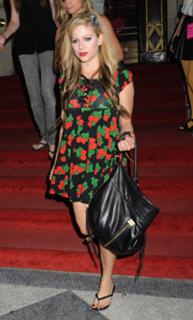 Avril Lavigne feet photo thumbnail