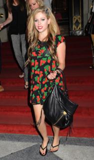 Avril Lavigne feet photo thumbnail