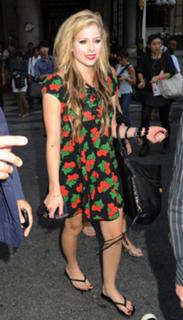 Avril Lavigne feet photo thumbnail
