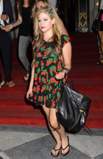 Avril Lavigne feet photo thumbnail