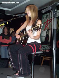 Avril Lavigne feet photo thumbnail
