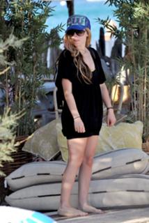 Avril Lavigne feet photo thumbnail