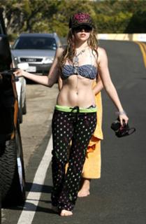 Avril Lavigne feet photo thumbnail