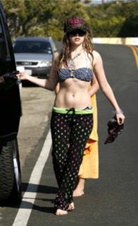 Avril Lavigne feet photo thumbnail