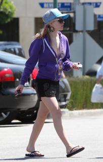 Avril Lavigne feet photo thumbnail