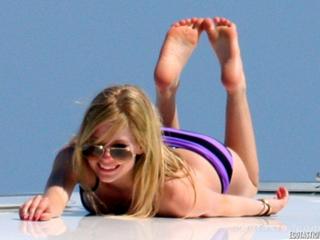Avril Lavigne feet photo thumbnail