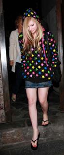 Avril Lavigne feet photo thumbnail
