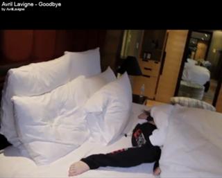 Avril Lavigne feet photo thumbnail