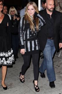 Avril Lavigne feet photo thumbnail
