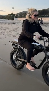 Avril Lavigne feet photo thumbnail