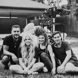 Avril Lavigne feet photo thumbnail