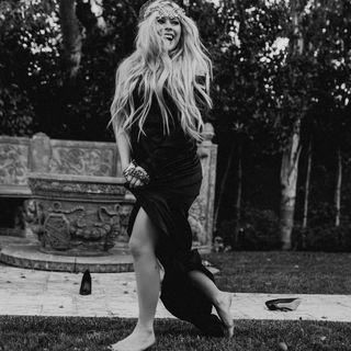 Avril Lavigne feet photo thumbnail