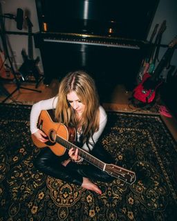 Avril Lavigne feet photo thumbnail