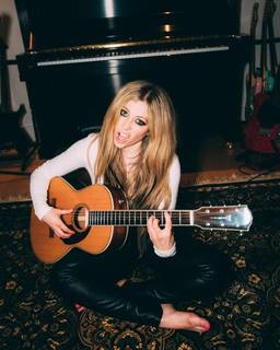Avril Lavigne feet photo thumbnail