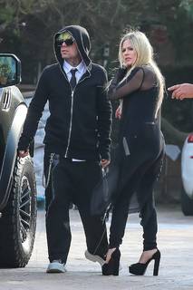 Avril Lavigne feet photo thumbnail