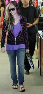 Avril Lavigne feet photo thumbnail