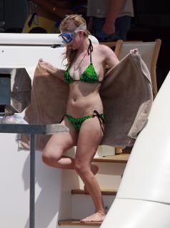 Avril Lavigne feet photo thumbnail