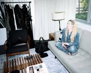 Avril Lavigne feet photo thumbnail