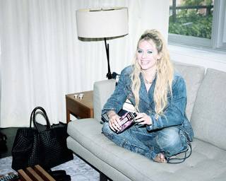 Avril Lavigne feet photo thumbnail