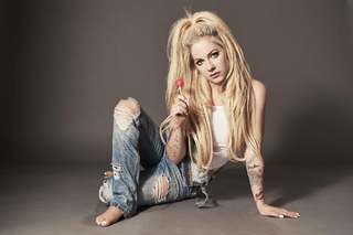 Avril Lavigne feet photo thumbnail
