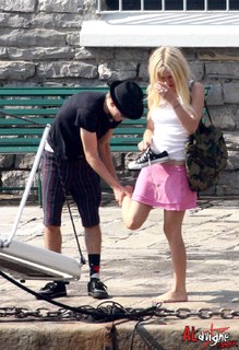Avril Lavigne feet photo thumbnail