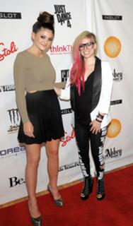 Avril Lavigne feet photo thumbnail