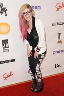 Avril Lavigne feet photo thumbnail