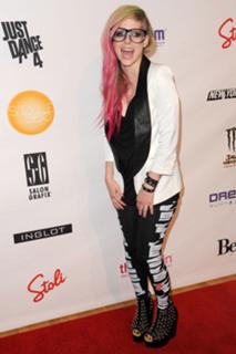 Avril Lavigne feet photo thumbnail
