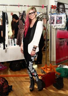 Avril Lavigne feet photo thumbnail