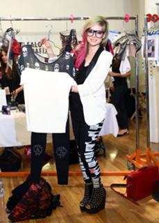 Avril Lavigne feet photo thumbnail