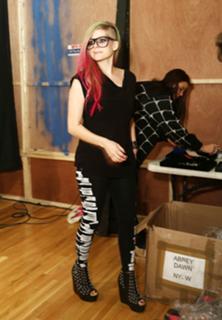 Avril Lavigne feet photo thumbnail