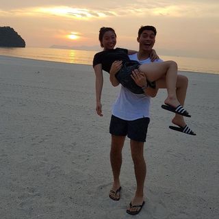 Awkwafina feet photo thumbnail