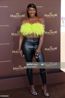 Aya Nakamura feet photo thumbnail