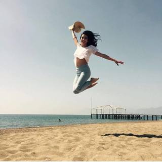 Aybüke Pusat feet photo thumbnail