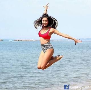 Aybüke Pusat feet photo thumbnail