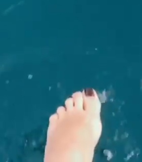 Aybüke Pusat feet photo thumbnail