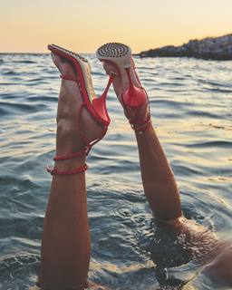 Aybüke Pusat feet photo thumbnail