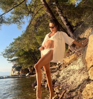 Aybüke Pusat feet photo thumbnail